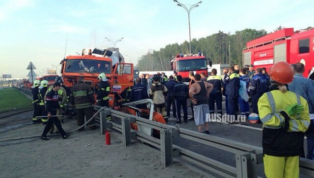 Один человек погиб и двое пострадали в ДТП с участием двух грузовиков на МКАД 