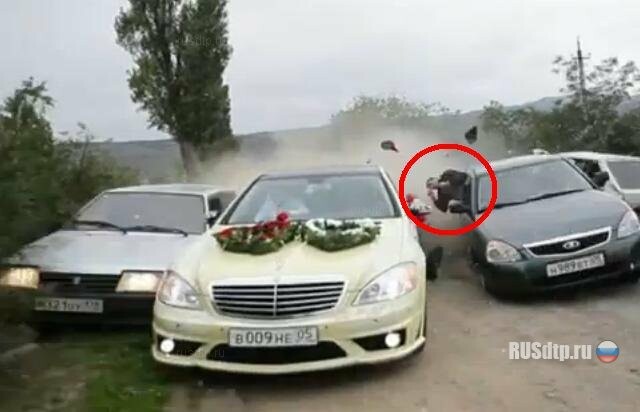 Видеооператор снял аварию на свадьбе