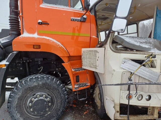 «Пытался объехать препятствие»: видеорегистратор запечатлел момент ДТП с участием автобуса в Челябинской области 