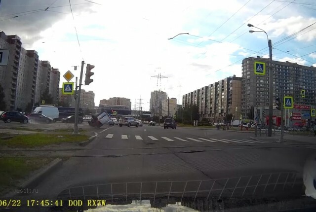 ДТП с переворотом в Санкт-Петербурге