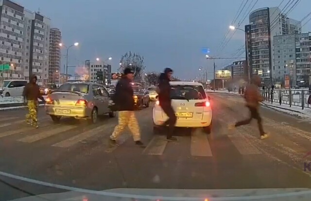 В Красноярске таксист сбил пешехода, перебегавшего дорогу на красный 