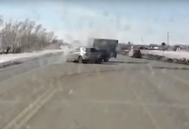 Момент ДТП на трассе Тюмень — Омск: фургон выехал на встречную полосу 