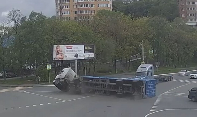 Многотонный грузовик опрокинулся на перекрестке в Находке 