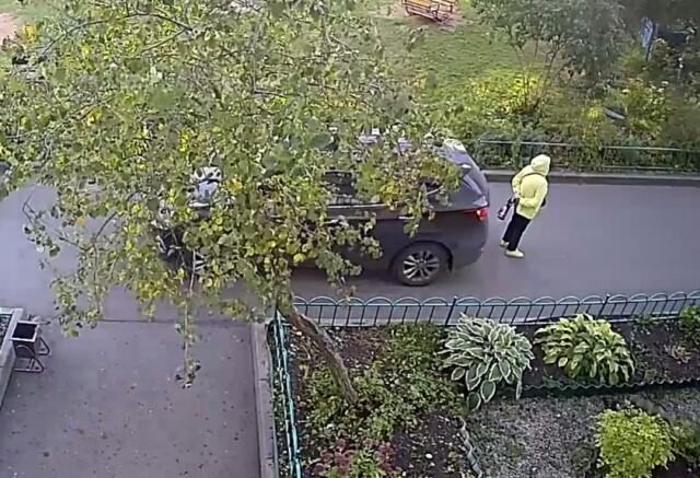 Автоледи сбила пешехода в одном из дворов Великого Новгорода