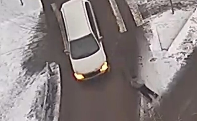 В Красноярске водитель автомобиля при повороте направо сбил девушку