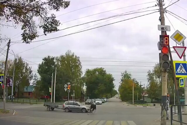 В Тамбове велосипедист пытался проскочить перекресток на красный и столкнулся с автомобилем