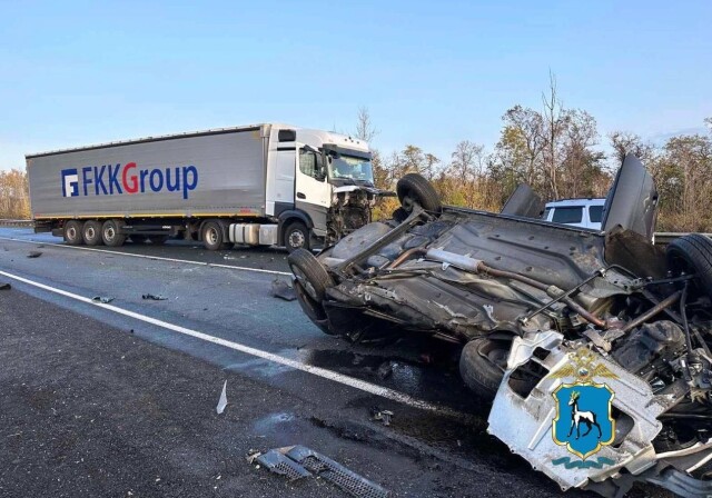 «Лада Гранта» столкнулась с фурой на трассе М-5 в Самарской области: погибли водитель и пассажир 
