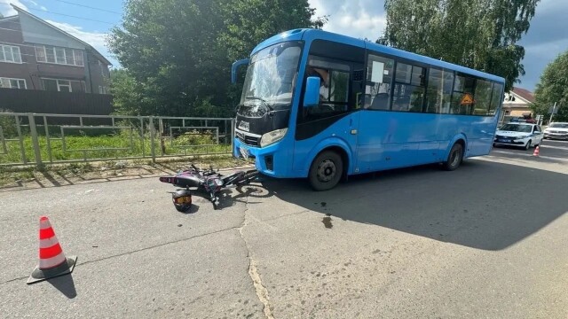 В Нижегородской области две школьницы на мотоцикле лоб в лоб столкнулись с автобусом 