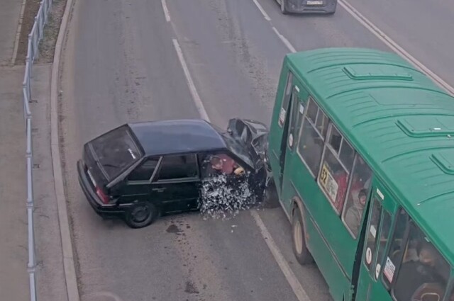 Легковой автомобиль столкнулся с автобусом в Екатеринбурге