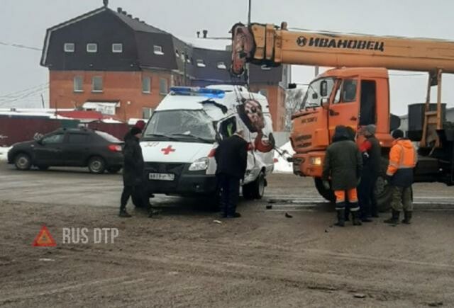 Врачи скорой пострадали в ДТП с автокраном в Самаре 