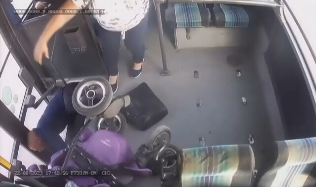 Коляска с ребенком опрокинулась в калининградском автобусе: пострадал младенец 