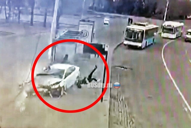 В Волгограде уснувшая за рулем студентка снесла остановку с людьми. ВИДЕО 