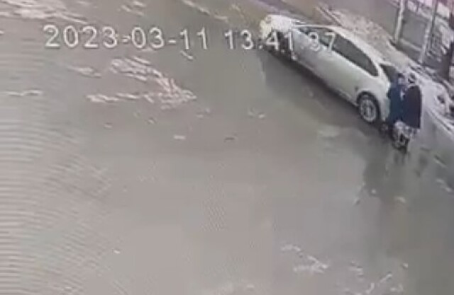На Урале водитель сбил двоих пешеходов и скрылся с места ДТП 