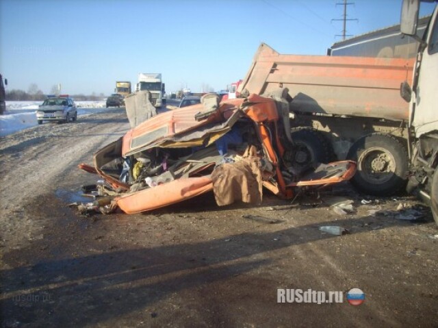 Лобовое столкновение грузовиков 