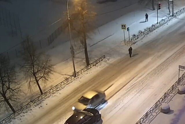 Авария в Петрозаводске: водитель проехал на красный и едва не сбил пешехода 