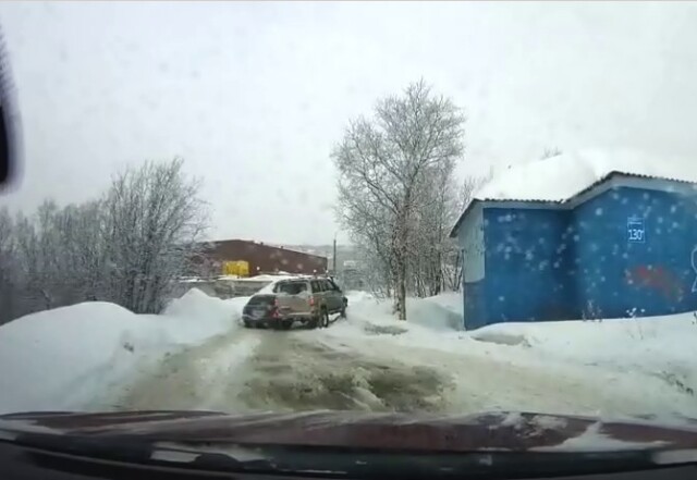 Авария из-за гололеда в Мурманске: внедорожник на спуске скатился на попутную легковушку 