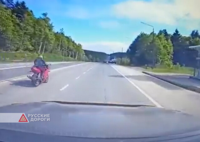 Мотоциклист спрыгнул на ходу и выжил в ДТП на Сахалине