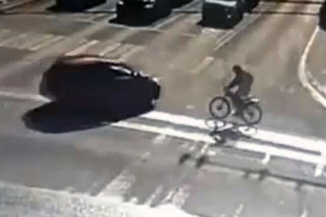 «Перелетел через капот»: автомобиль и электровелосипед столкнулись в Кургане