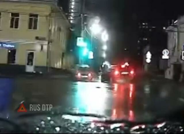 ВАЗ-2111 и «Лада Веста» столкнулись на перекрестке в Саратове 