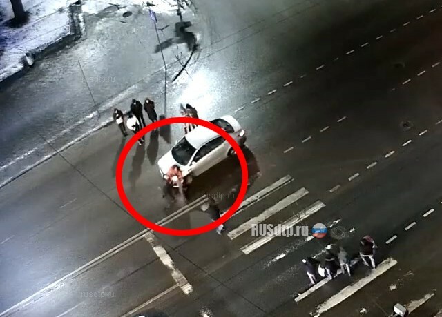 В Петрозаводске автомобиль въехал в толпу пешеходов. ВИДЕО