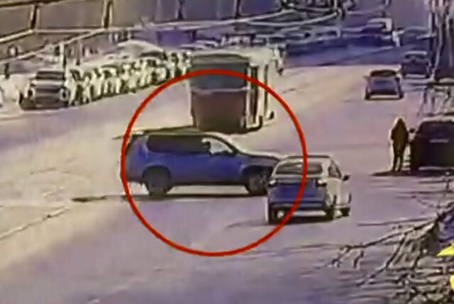 В Екатеринбурге водитель «Лады» пытался проскочить на красный и устроил массовое ДТП
