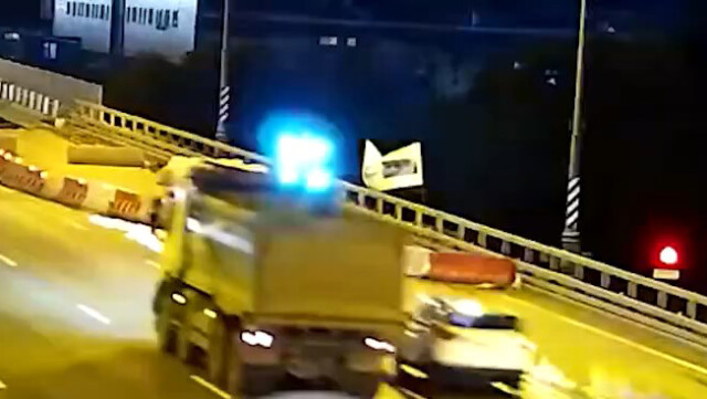 На МКАД водитель пытался опередить грузовик и врезался в ограждение