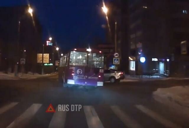 Троллейбус и легковой автомобиль столкнулись в Чите