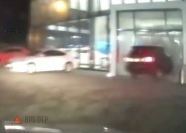 В Красноярске нарушитель на «Тойоте» въехал в автосалон