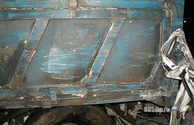 Влетел под прицеп КамаЗА — водитель погиб 