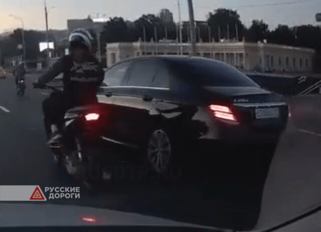 Мотоциклисты и «Мерседес» не поделили дорогу в Москве