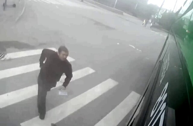 В Челябинске пьяный мужчина бросился на автобус