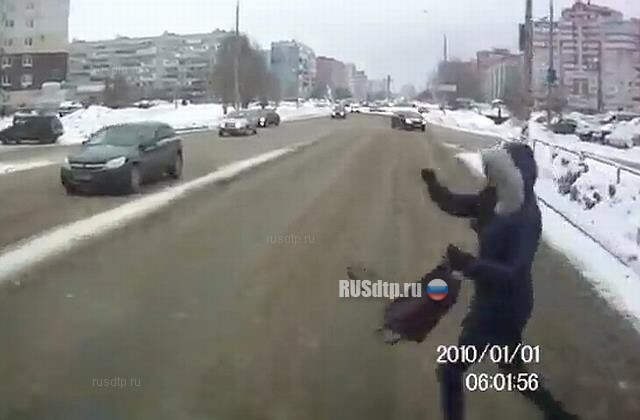 Маршрутка сбила девушку на пешеходном переходе в Тольятти