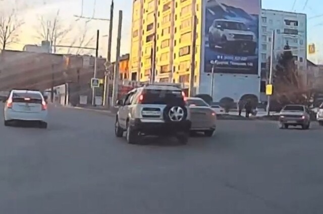 Два автомобиля столкнулись на Байкальском кольце в Иркутске. Кто виноват?