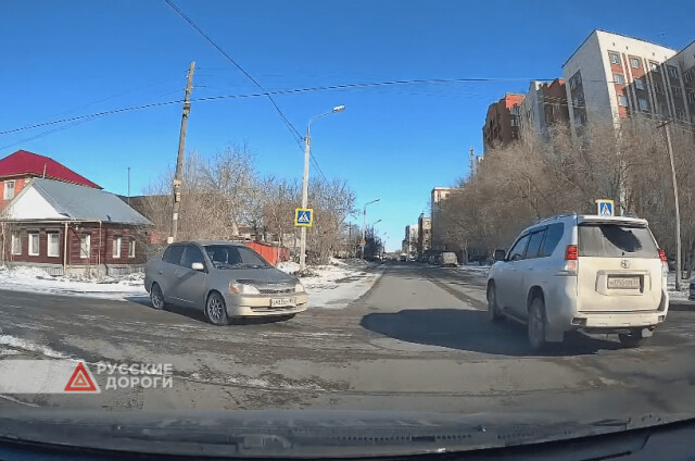 В Омске легковой автомобиль столкнулся с внедорожником