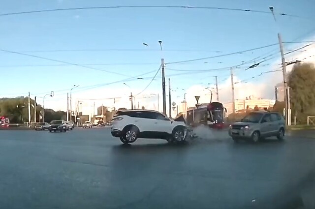 «Не пропустил встречный автомобиль»: на видео попал момент жесткого ДТП в Петербурге