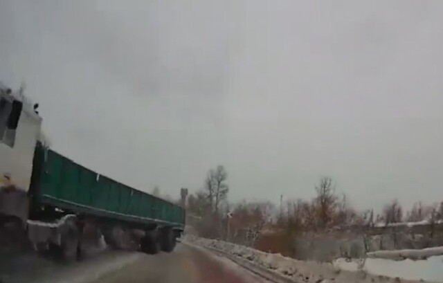 В Витебске прицеп грузового автомобиля занесло на встречную полосу 