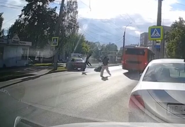 Автомобилист не пропустил мотоциклиста в Нижнем Новгороде