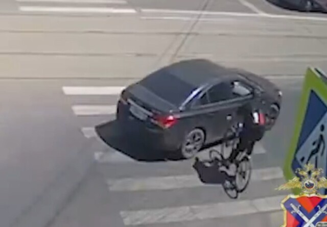 В Волгограде водитель автомобиля при повороте направо сбил велосипедиста 