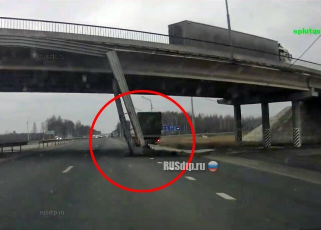 На трассе М-7 под Владимиром обрушилась часть моста. ВИДЕО 