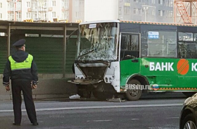 Два человека погибли в утреннем ДТП с участием автобуса и автомобиля в Красногорске 