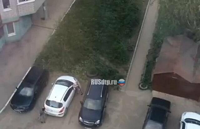 В Рязани двое мужчин разбили припаркованную во дворе машину