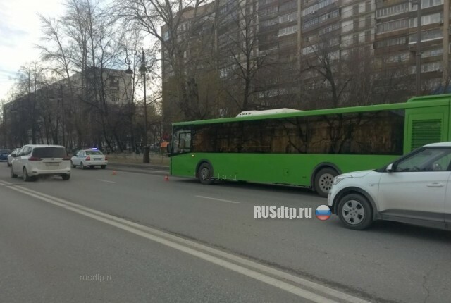 Пенсионерка погибла под колесами автобуса в Тюмени. ВИДЕО 