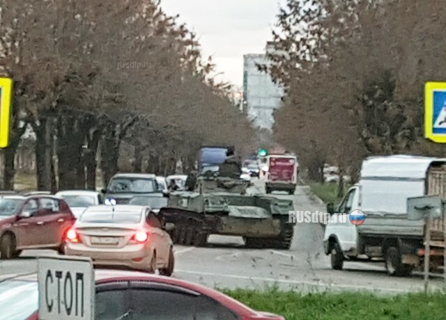 В Костроме броневик столкнулся с автомобилем. ВИДЕО 
