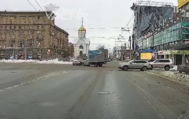 В Новосибирске водитель седана пытался проскочить на красный и был остановлен «ГАЗелью»