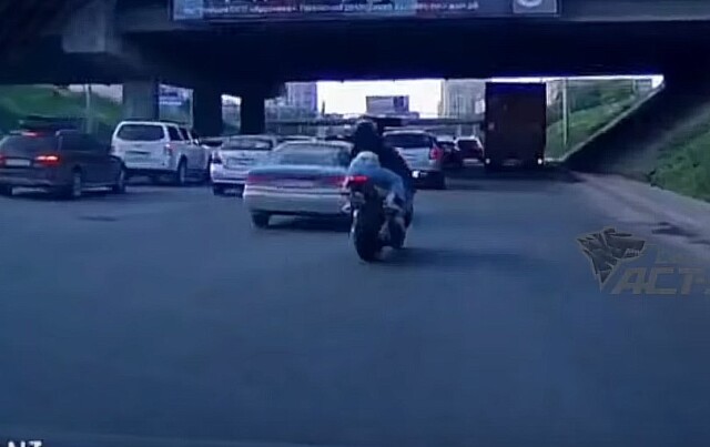 Мотоцикл столкнулся с грузовиком на Ипподромской в Новосибирске 