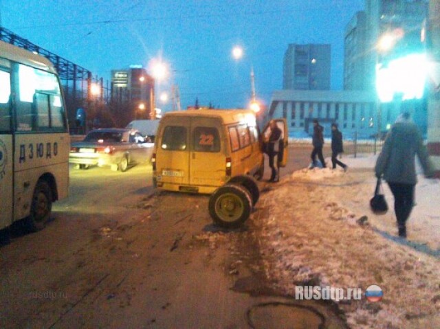 Маршрутка потеряла задний мост (фото)