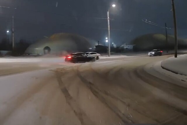 «Ушёл на повороте в занос»: два автомобиля столкнулись в Санкт-Петербурге