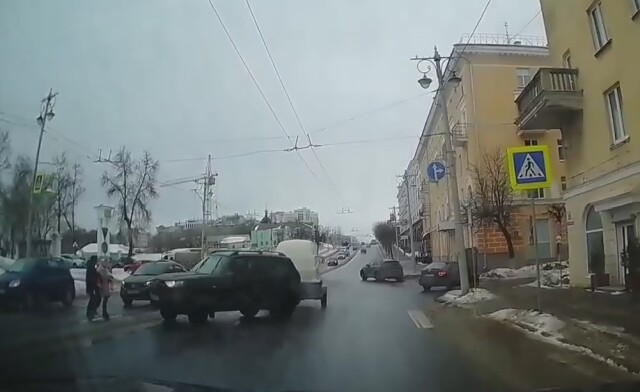 Всем повезло: во Владимире водитель «Нивы» с прицепом чудом объехал пешеходов 
