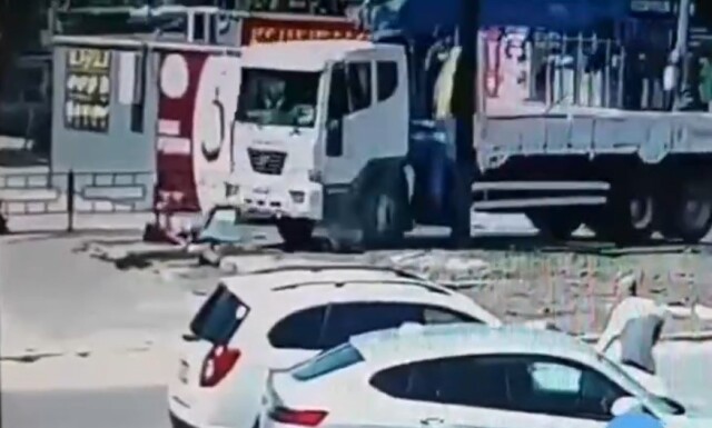 В Ростове-на-Дону грузовик с отказавшими тормозами сбил женщину на тротуаре