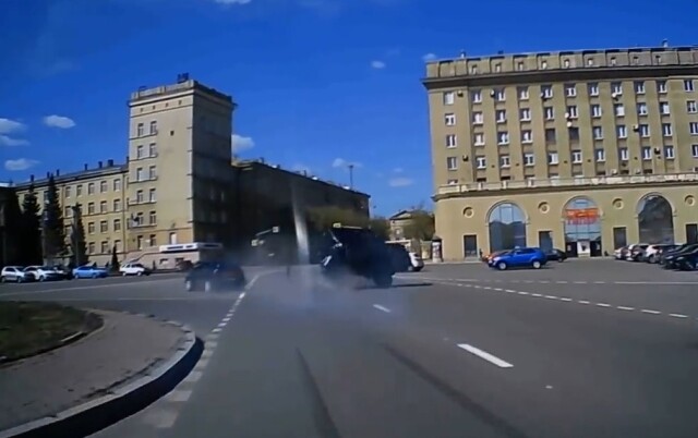 Жесткое ДТП на перекрестке в Магнитогорске: от удара УАЗ опрокинулся